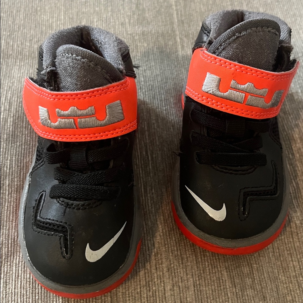 Nike Kids LeBron Sneaker Size 5C!